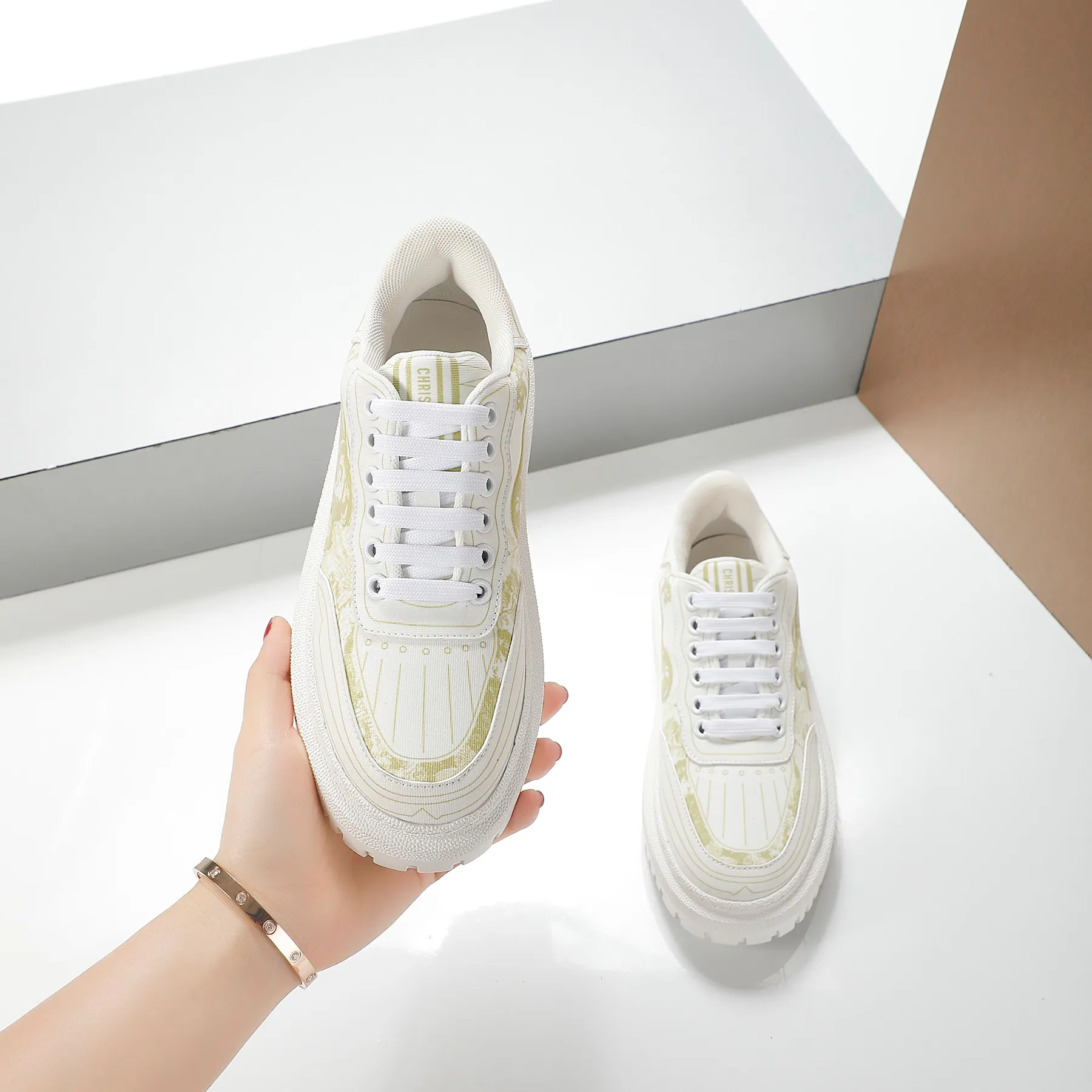 👟👟Ex-factory price 460👟👟 2021ssDior casual white shoes, the same style as the ready-to-wear series 1️⃣Original mold opening 2️⃣Original cowhide➕Breathable mesh lining 3️⃣TPU evacuation outsole 4️⃣Injected latex sheepskin feet 5️⃣Full package at the counter Code number 35-40 (41 can be customized)